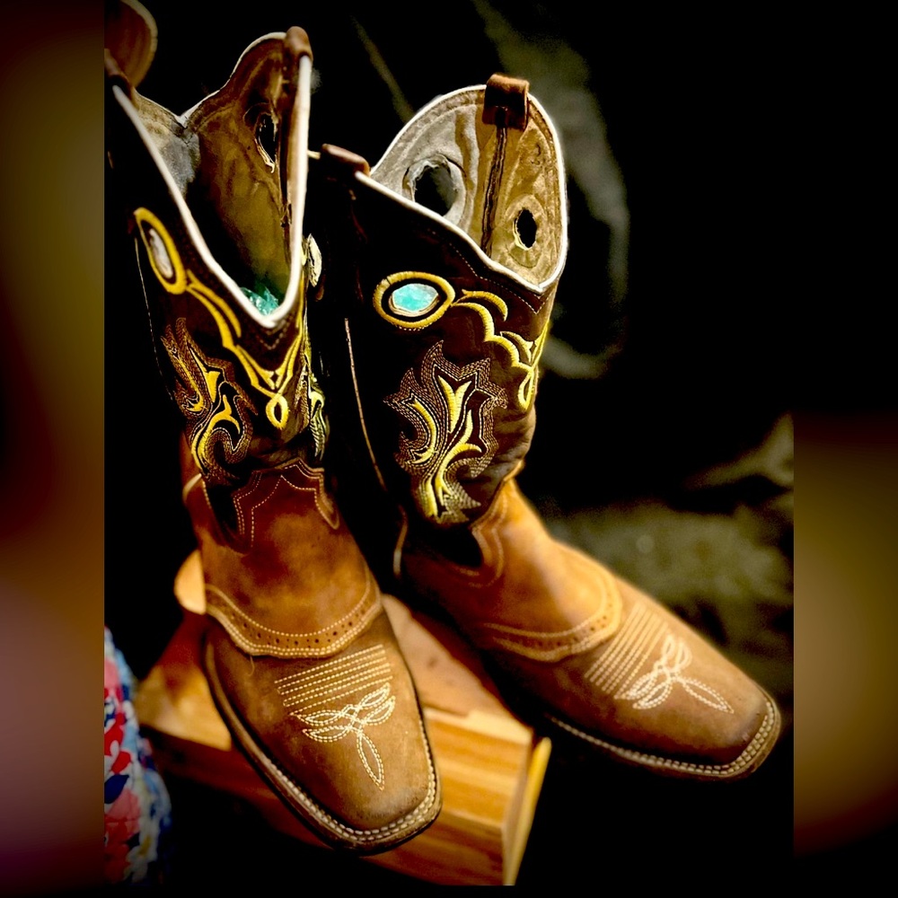 ** SOLD ** Men’s Brown Leather Western Cowboy Boots w/ Yellow Embroidery
